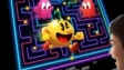 Ilustrasi Pac-Man klasik dengan warna neon dan efek retro arcade, menampilkan pemain pemula menghadapi hantu